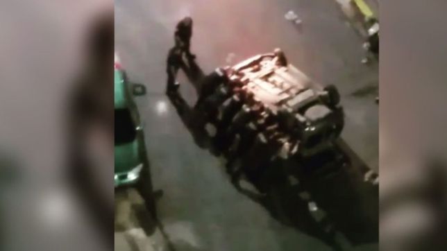 video: volco un auto en la plata y asi lo volvieron a poner sobre ruedas