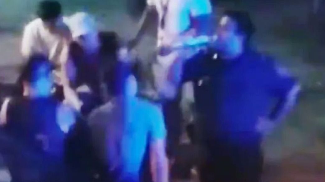 Llamó al 911 porque estaban tomando alcohol en la calle y un policía se puso a beber