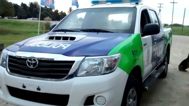 un policia tuvo problemas con su movil, lo dejo en la calle y se lo robaron