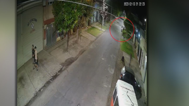 video: brutal ataque de motochorros a una mujer en un barrio de la plata