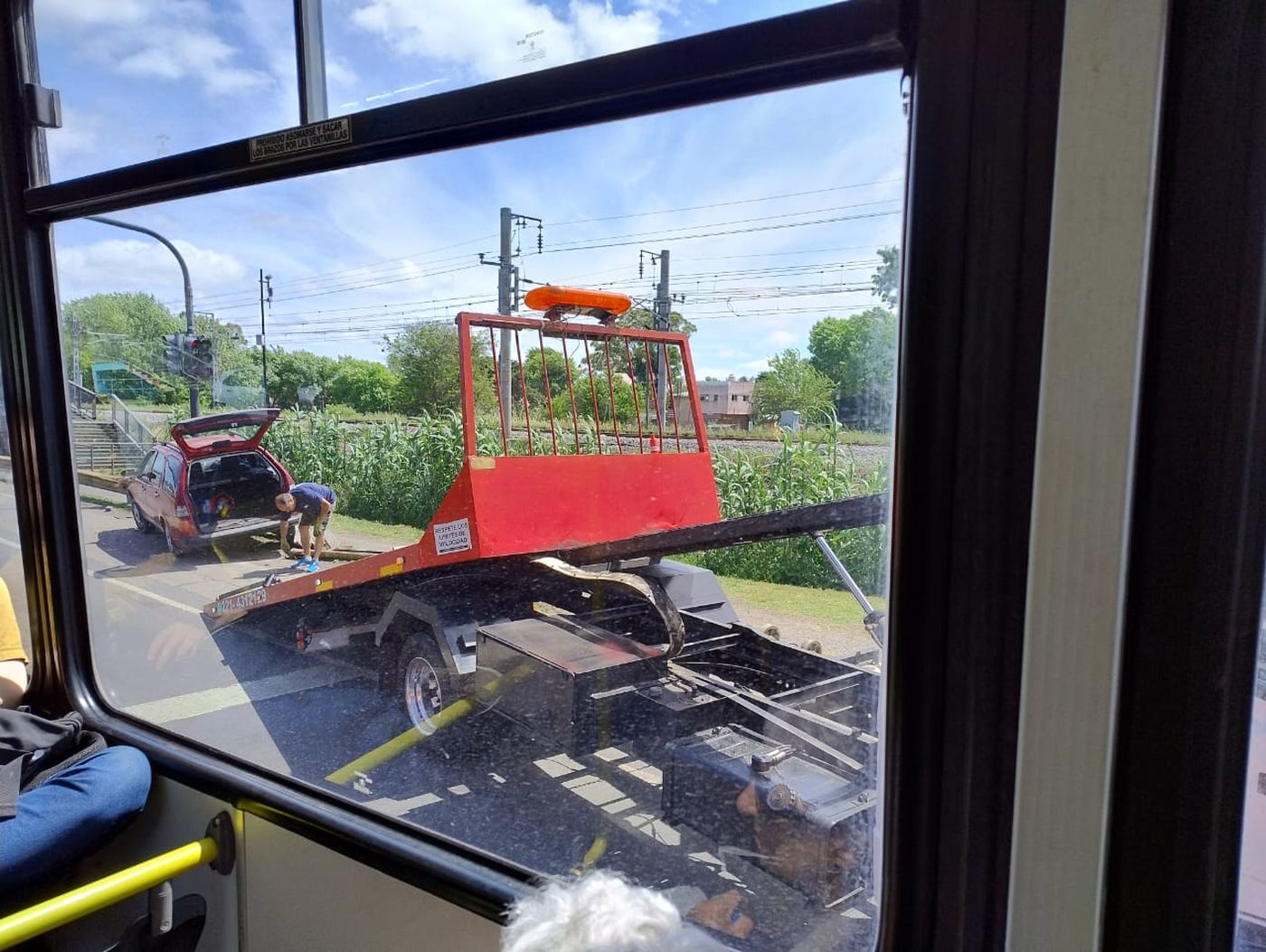 El auto que despistó en Camino Centenario, a la altura de Gonnet tuvo que ser removido con una grúa.