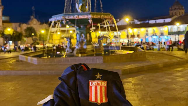 la fiesta de los hinchas de estudiantes en las calles de cusco en la previa del partido