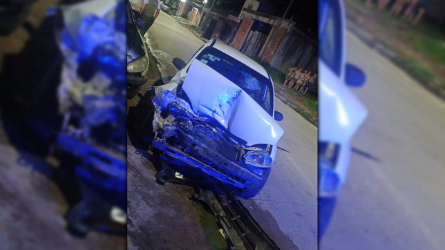 berisso: perdio el control del auto y se estrello contra un transporte escolar