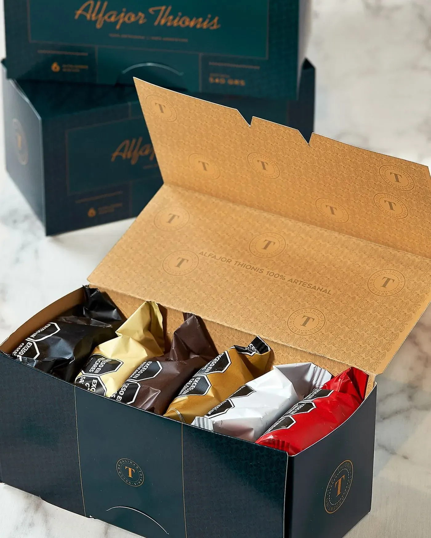 Thionis cuenta con una línea de alfajores que incluye variedades clásicas de dulce de leche y opciones como frambuesa, marroc, avellanas y pistacho