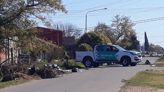 la plata: un camion arrastro un cableado electrico, huyo y los vecinos tuvieron que cortar la calle