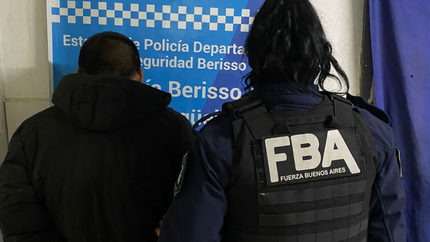 Un hombre fue a una cena benéfica en Berisso con un arma escondida y se le escapó un tiro en el baño: terminó detenido