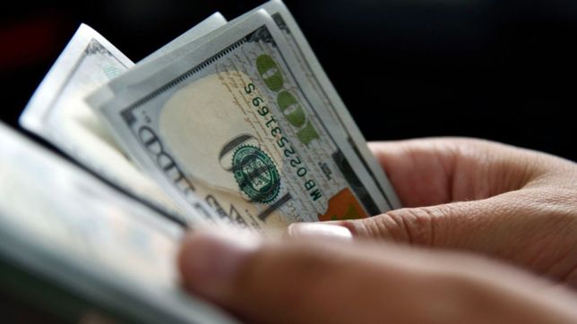 fuerte suba del dolar blue: rompio la barrera de los $300 y alcanzo su maximo desde julio