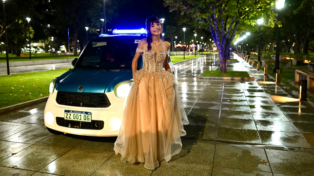 una quinceanera estreno la nueva plaza san martin con sus fotos de cumpleanos