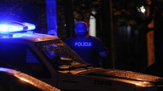 un policia mato a un ladron que intento robarle el auto cuando se encontraba con su pareja