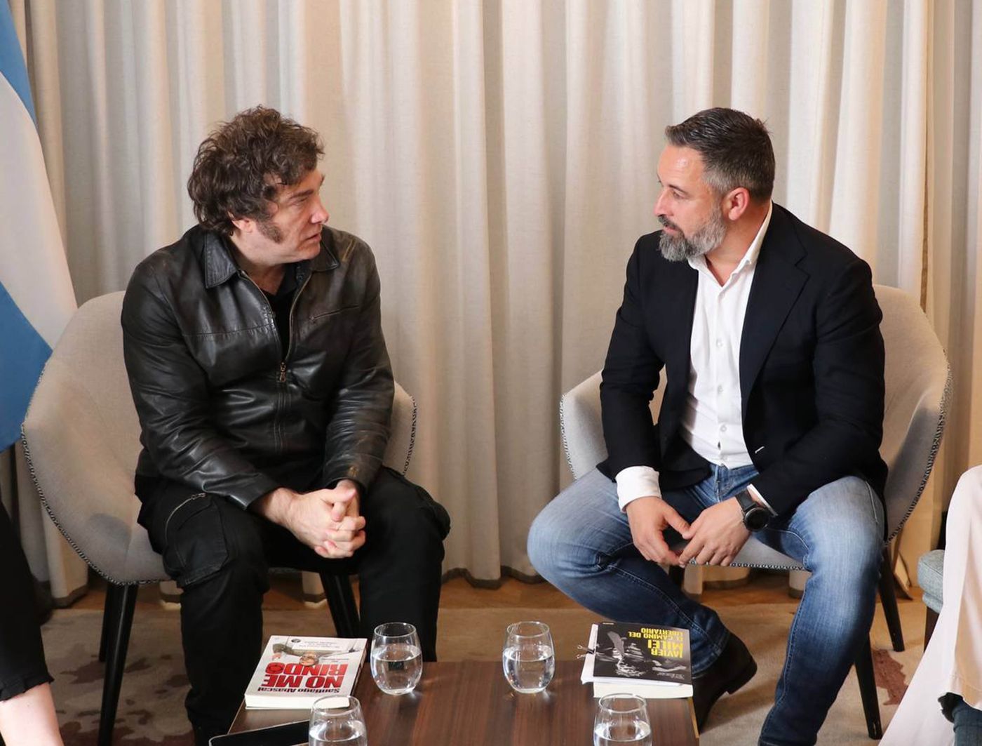 Javier Milei junto al diputado y Presidente de Vox, Santiago Abascal.