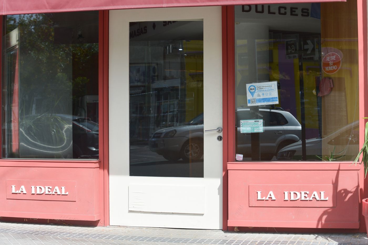 La puerta de la Confitería La Ideal de La Plata, ya sin faja de clausura