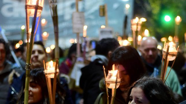 con una marcha de antorchas, la comunidad de la unlp cierra el reclamo de tres dias
