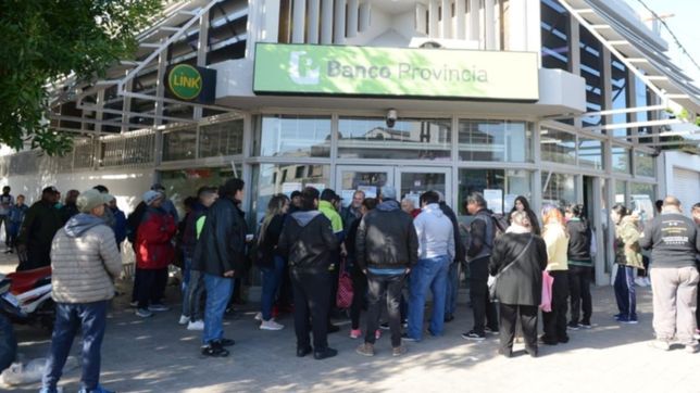 el gobierno nacional prepara un nuevo esquema para pagarle a los jubilados y evitar el colapso de los bancos