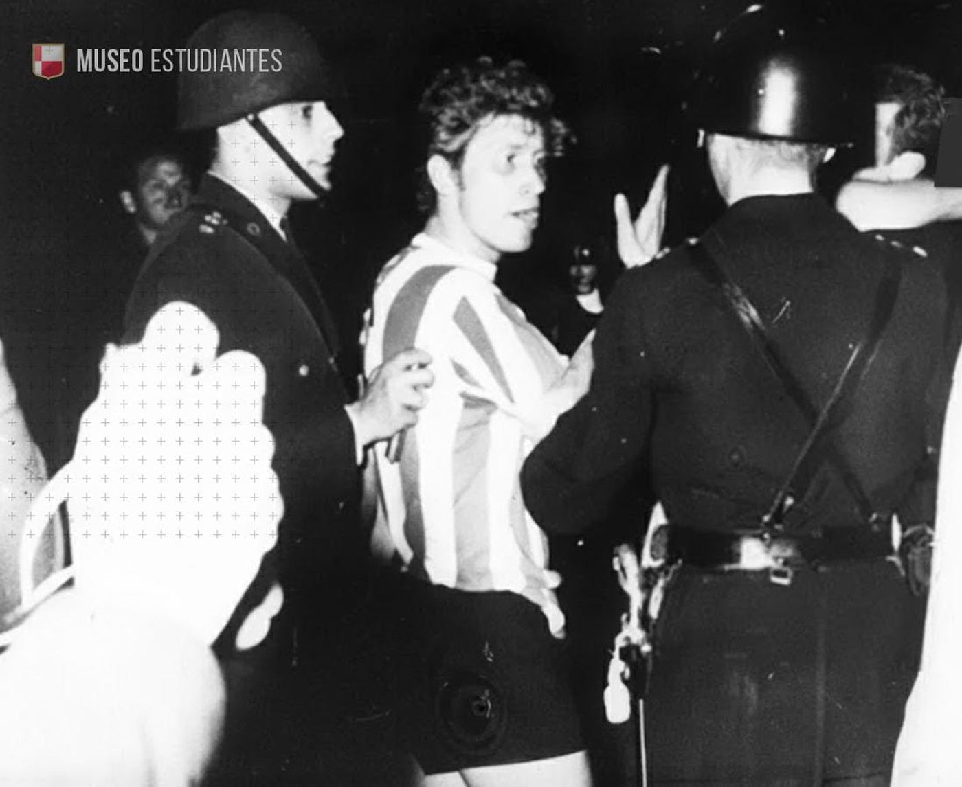 Oscar Malbernat discute con los uniformados en el inicio de los incidentes.