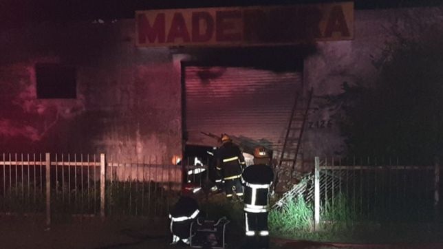 voraz incendio en una maderera de ruta 11: investigan si fue un accidente o intencional