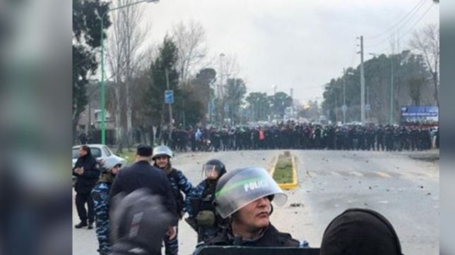 despues de los tiros frente a ypf, los trabajadores de la uocra marchan en la plata
