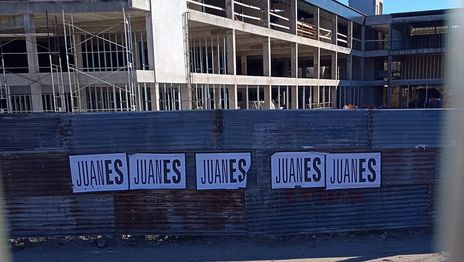 Con afiches en modo incógnita, arrancó la campaña de La Libertad Avanza por la Intendencia