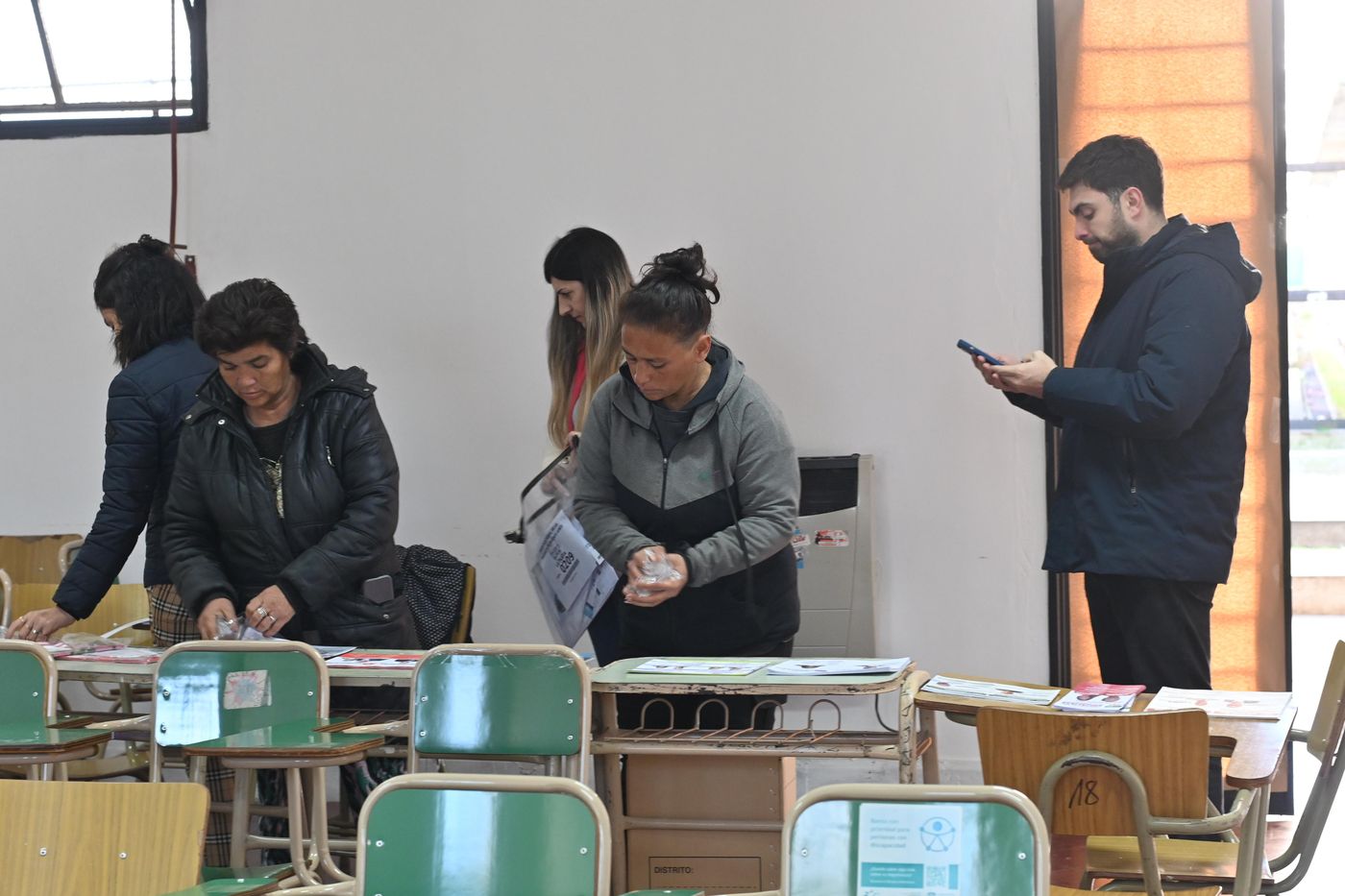 La ausencia de autoridades de mesa condicionó el arranque de las votaciones en varias escuelas La ausencia de autoridades de mesa condicionó el arranque de las votaciones en varias escuelas