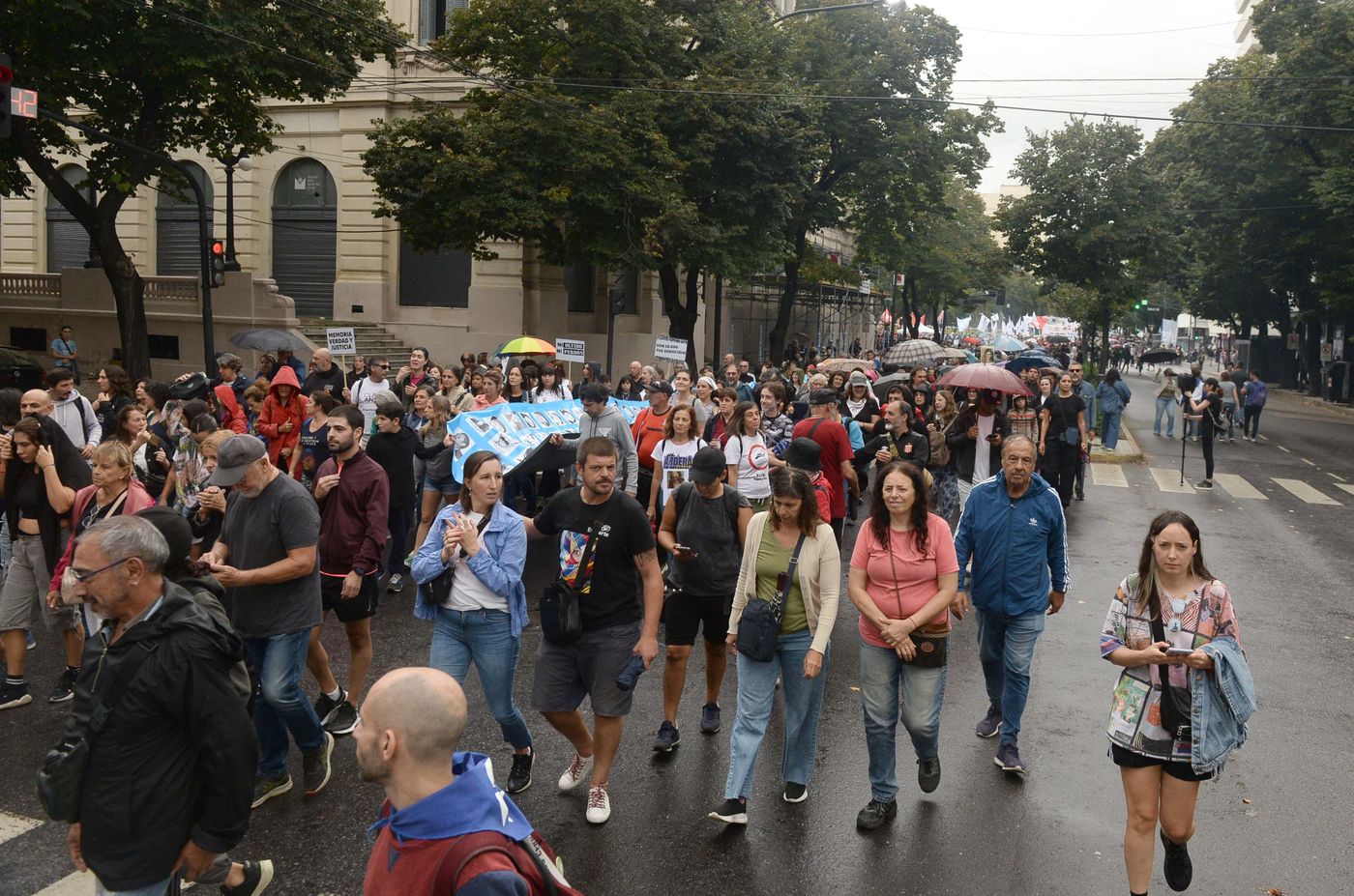 La Multisectorial La Plata, junto con la organización Hijas La Plata y Ensenada, convocaron a una marcha por el Día de la Memoria el 23 de marzo.