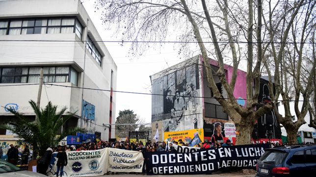 emotivo abrazo a una facultad de la unlp en defensa de la educacion publica