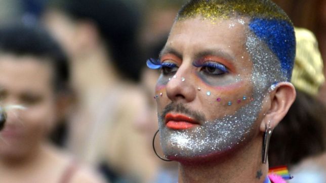 con glitter, paraguas y banderas, la 11° marcha del orgullo disidente copo la ciudad