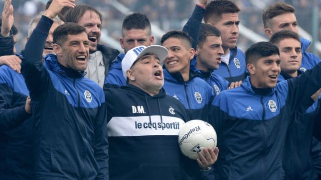 la cooperadora de una escuela de la plata sortea una pelota firmada por maradona