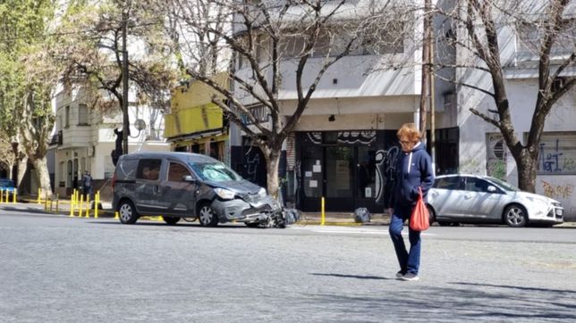 un motociclista termino internado despues de chocar con un auto en la plata