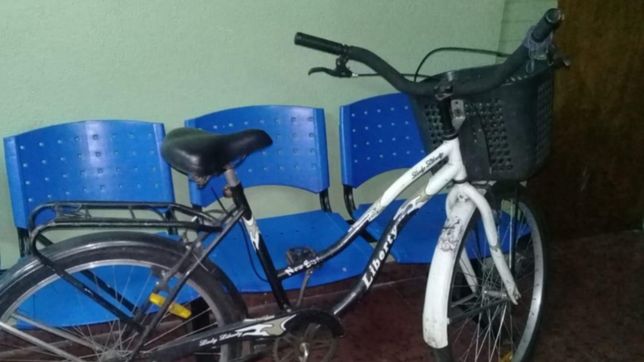 robaron dos bicicletas de un edificio de la plata y los detuvieron mientras paseaban