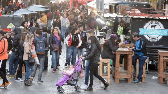 calle 8 tuvo un super sabado con musica, food trucks y ofertas