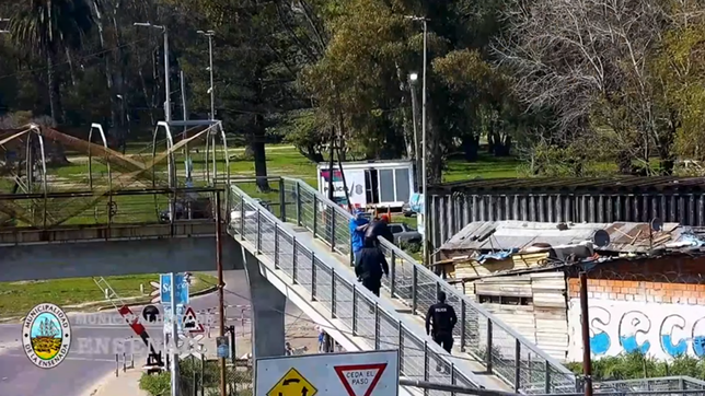 un joven intento tirarse de un puente peatonal en ensenada y lo salvaron con lo justo