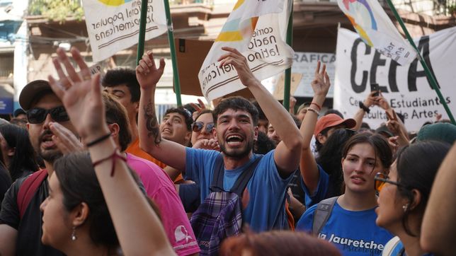 miles de docentes, trabajadores y estudiantes de la unlp participaron de la marcha federal universitaria