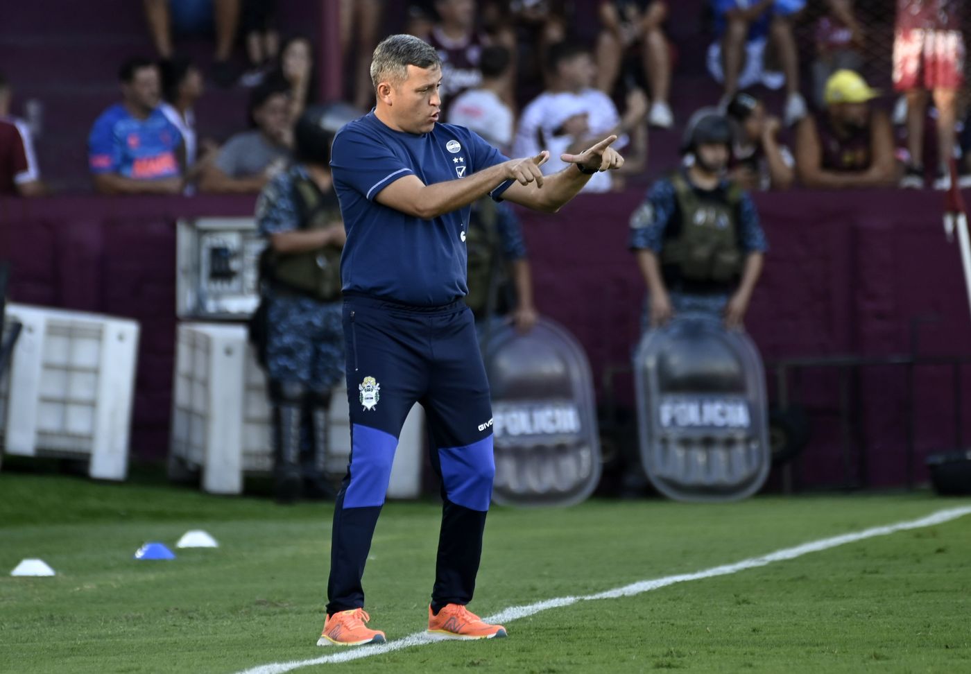 Gimnasia Lanús Flores.JPG