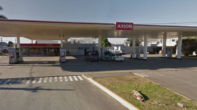amenazaron con tijeras al playero de una estacion de servicio de la plata para robarle