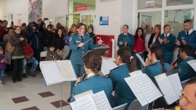 la banda del servicio penitenciario bonaerense brindo un recital sorpresa en el hospital de ninos de la plata