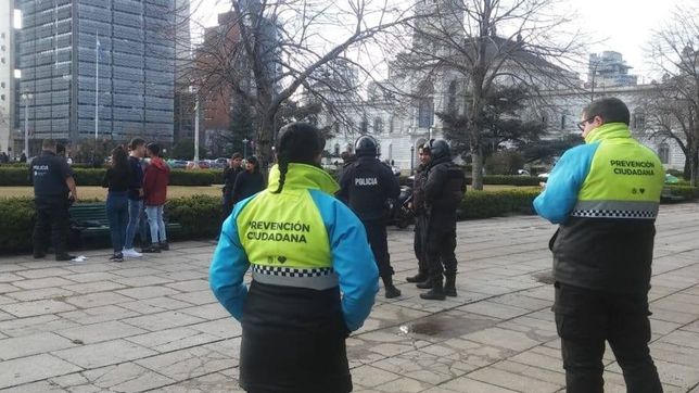 robaron un celular en plaza moreno, los atraparon y despues quedaron libres