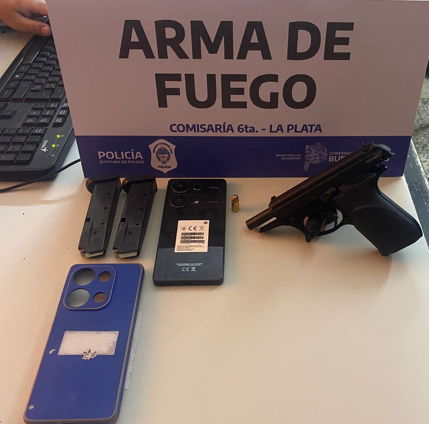 El arma que se le secuestró al hombre que atacó a tiros tres casas en Ringuelet