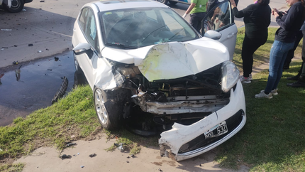 Dos autos chocaron en avenida 520 y los conductores terminaron en el hospital