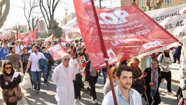 el dia despues del paro, los medicos continuan reclamando: solo hay guardias