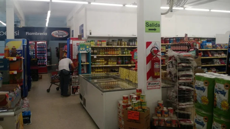 Clausuraron un supermercado de La Plata tras detectar la venta de alimentos vencidos