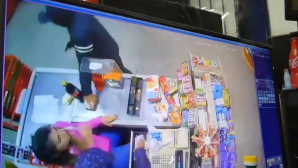 VIDEO: Desvalijaron en un súper chino de Gonnet y se fugaron en apenas en 20 segundos
