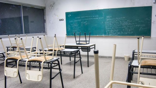 reabrieron la fabrica de mesas y sillas para escuelas que funciona en la plata