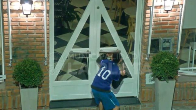 video: con una baldosa, destrozo el frente de una cafeteria de la plata y entro a robar