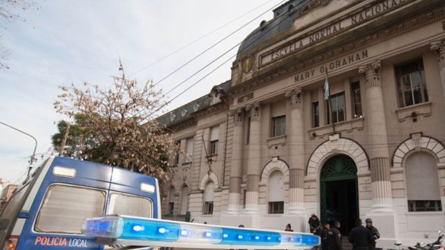haran una tijera gigante para cortar con las amenazas de bomba en el normal 1