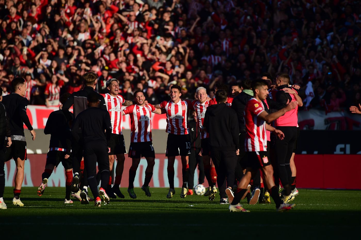 Estudiantes Gimnasia Clásico platense festejos (2).JPG