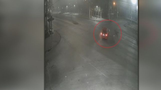 video: dos motociclistas salieron volando tras chocar contra un auto en la plata