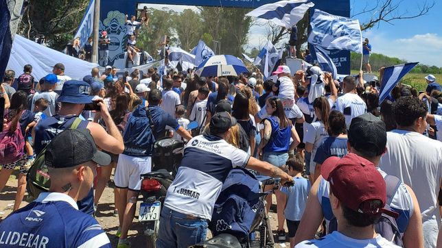 impresionante y masiva movilizacion de los hinchas de gimnasia en apoyo al plantel