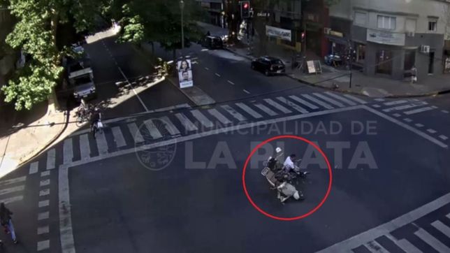 video: un gravisimo choque entre dos motos casi termina en tragedia