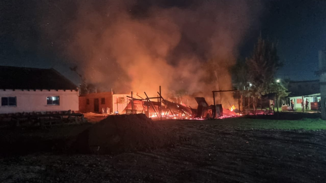 llamas, humo y alarma: dos incendios en melchor romero y la ruta 2 generaron alarma en la plata