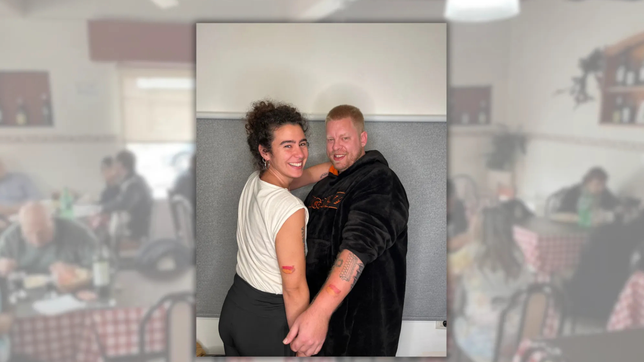 dos amigos se tatuaron la milanesa del mitico restaurante de la plata