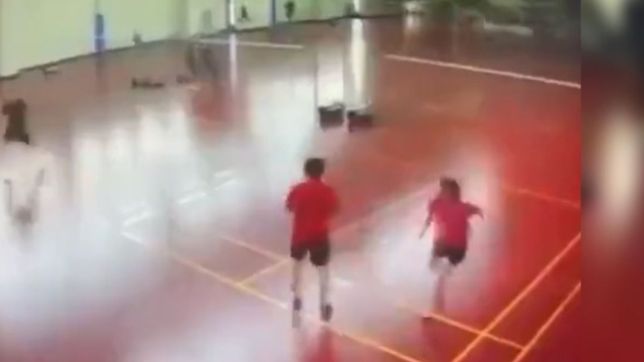 video: se derrumbo el techo de un gimnasio mientras chicos hacian deportes